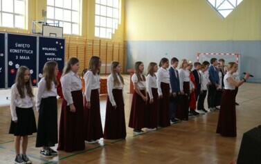Wsp&oacute;lne śpiewanie Hymnu Konstytucji 3 Maja.