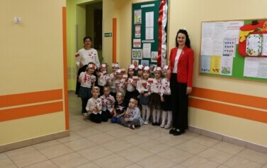 Zdjęcie grupowe przy kąciku patriotycznym