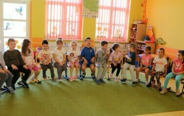 Grupa biedronki w teatrze