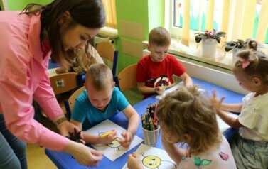 Przedszkolaki wykonują pracę plastyczną