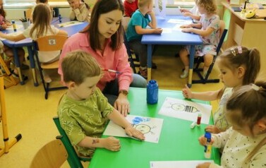 Przedszkolaki wykonują pracę plastyczną 3