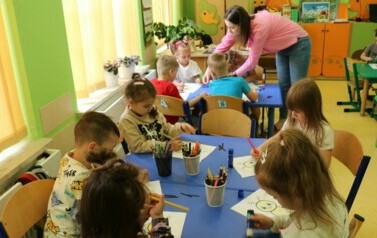 Przedszkolaki wykonują pracę plastyczną 2