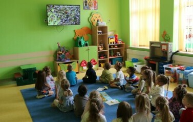 Oglądanie filmu edukacyjnego