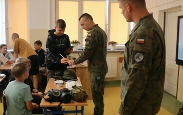 Żołnierze z uczniami