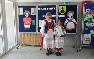 Pani Wieslawa Chaberek z uczennicą klasy 2  Kasią Deptułą