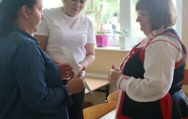 Wicedyrektor Marzena Pokora i Aneta Krajewska dziękują Pani Wiesławie Chaberek