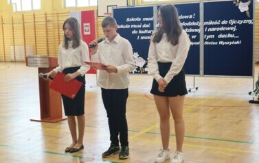 Prowadzący akademię Alicja Nowakowska z kl. VI i Jakub Kaliszewski z kl. VII oraz Zuzanna Parzych z kl. VII cytująca słowa papieża Jana Pawła II o Stefanie Wyszyńskim