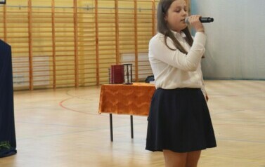 Na zakończenie wuroczystości Kornelia Żebrowska z klasy VI wykonuje piosenkę Ty tylko mnie poprowadź