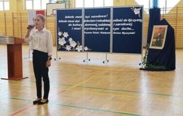 Pieśń Czarna Madonno w wykonaniu Laury Niedźwieckiej z kl. V