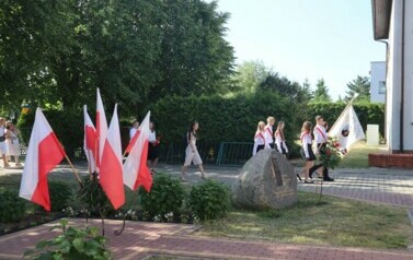 Poczet Sztandarowy kieruje się do obeliska ku czci Patrona Szkoły - Kardynała Stefana Wyszyńskiego