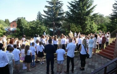 Społeczność Szkoły Podstawowej  przed kościołem