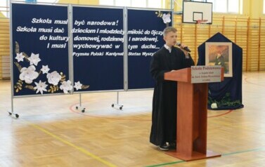 Wiktor Nowakowski z kl. IV wygłasza słowa Prymasa Wyszyńskiego skierowane do nauczycieli