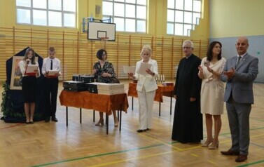 Wręczanie nagr&oacute;d w konkursie o Patronie Szkoły - Życie pełne dobra