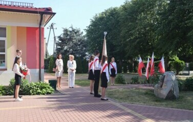 Złożenie kwiat&oacute;w i zapalenie znicza przy obelisku ku czci Kardynała Stefana Wyszyńskiego