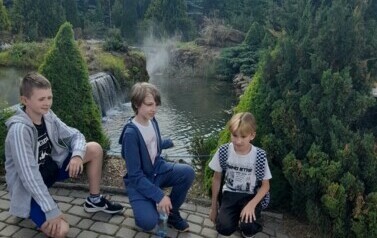 Uczniowie przy wodospadzie w Parku Miniatur w Krajnie