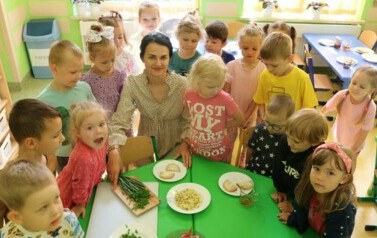 smakowanie szczypiorku z ogr&oacute;dka 2