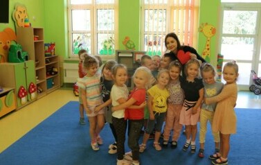 Wsp&oacute;lne przytulanie dzieci z grupy Mr&oacute;wki
