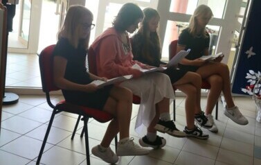 Alicja, Zosia, Natalia, Julita uczennice klasy 8