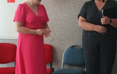 Pani dyrektor Marzena Pokora i pani Katarzyna Brzuzy_