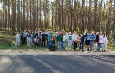 Czwarto- i piątoklasiści zadowoleni z napełnienia work&oacute;w śmieciami.