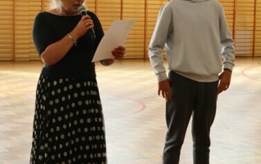 Pani dyrektor Marzena Pokora i Kacper Niedźwiecki - Przewodniczący Samorządu Szkolnego