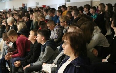 Uczniowie w trakcie spotkania  w Szkole Podstawowej w Lelisie
