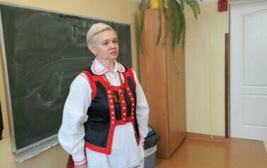 Pani Elżbieta Cieloszczyk prezentuje str&oacute;j kurpiowski.