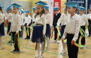 Uczniowie w trakcie tańca ze wstążkami