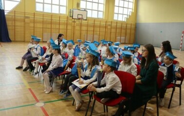 Uczniowie klas 1 z upominkami_