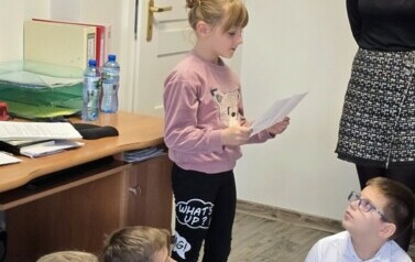 Marcelina czyta list od Kr&oacute;lowej Książki