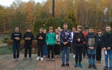 Sz&oacute;stoklasiści na cmentarzu parafialnym w Lelisie