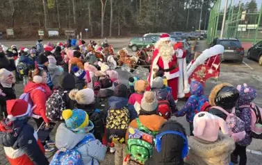 Św. Mikołaj wśr&oacute;d dzieci