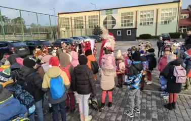 Mikołaj rozdaje prezenty