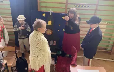 Przygotowania do zaprezentowania scenki - Jak Maryna żywcem do nieba jechała.