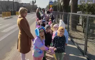 Parada wiosenna w okolicy przedszkola
