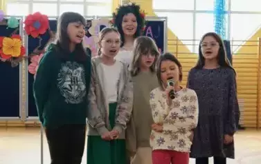 wsp&oacute;lne śpiewanie popularnej piosenki