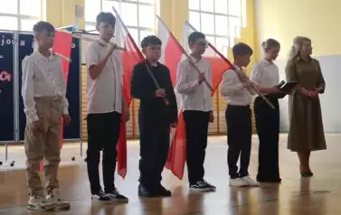 Uczniowie z flagami