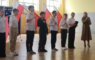 Uczniowie klasy 6 z  Panią Dyrektor