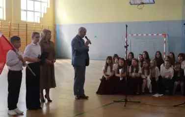 W&oacute;jt Gminy Lelis z uczniami