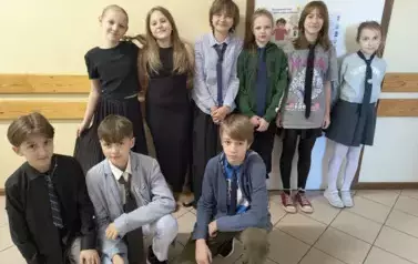 sp&oacute;dnica i krawat- czemu nie