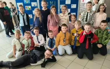 uczniowie w krawatach , uczennice w sp&oacute;dnicach