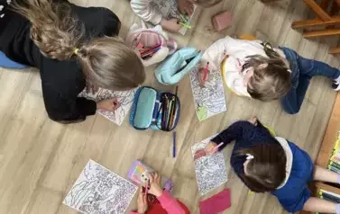 dzieci kolorują karty pracy