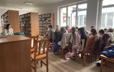 dzieci słuchają pisarki