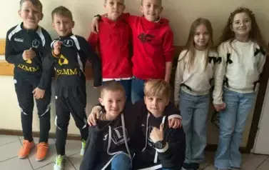 podobnie ubrani uczniowie