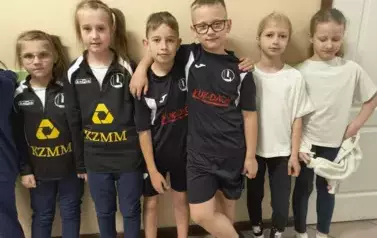 uczniowie ubrani w podobne ubrania