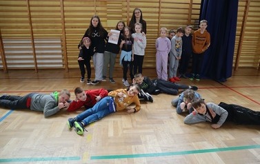 Dzień na TAK - kl. III z wychowawcą, zdobywcy wyr&oacute;żnienia w konkursie klas 0 - III