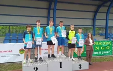 Na podium zwycięzcy kategorii Dw&oacute;jki chłopc&oacute;w do lat 13.