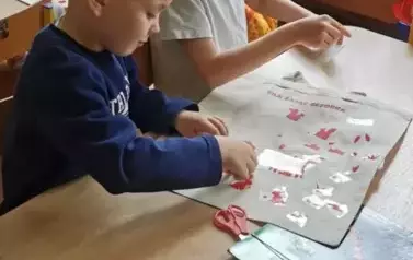 chłopcy podczas pracy
