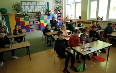 Uczniowie kl. IV uczestniczą w interaktywnym wykładzie nt. bezpieczeństwa w ruchu drogowym