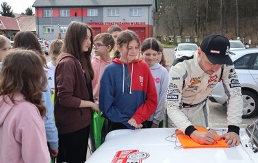 Wielokrotny Rajdowy Mistrz Polski Jakub \'Colin\' Brzeziński rozdaje autografy uczennicom kl. VI i VII